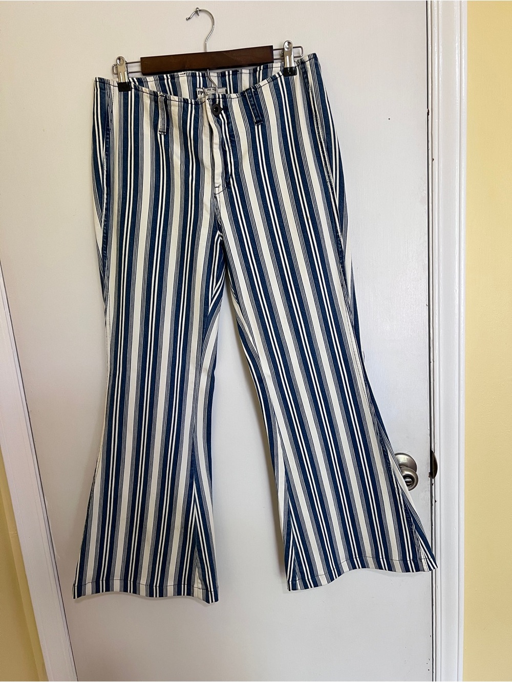 Free People Jolene Bell
Bottoms Stripe Pant in White
Indigo Hip Huggers Boho 30 - Picture 3 of 14